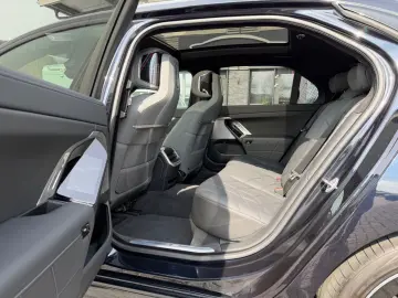 BMW M760 e xDrive  1. Hand  Pano  Massage  Fahrass.