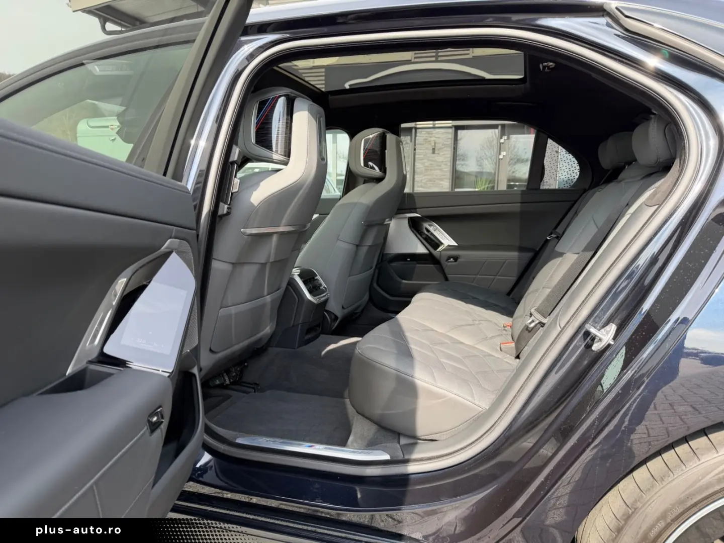 BMW M760 e xDrive  1. Hand  Pano  Massage  Fahrass.