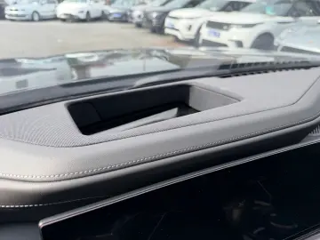 BMW M760 e xDrive  1. Hand  Pano  Massage  Fahrass.