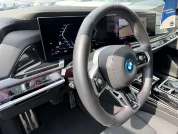 BMW M760 e xDrive  1. Hand  Pano  Massage  Fahrass.