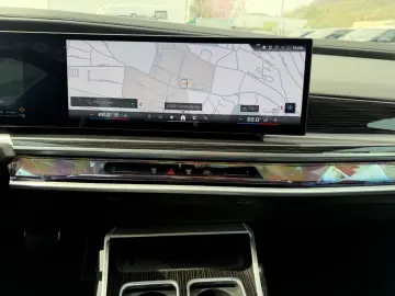 BMW M760 e xDrive  1. Hand  Pano  Massage  Fahrass.