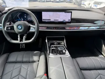BMW M760 e xDrive  1. Hand  Pano  Massage  Fahrass.