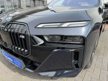 BMW M760 e xDrive  1. Hand  Pano  Massage  Fahrass.