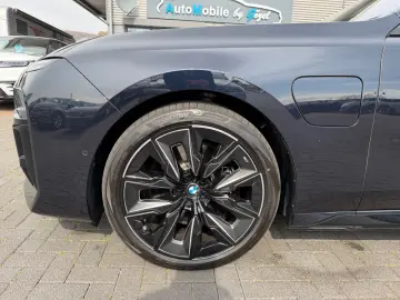 BMW M760 e xDrive  1. Hand  Pano  Massage  Fahrass.