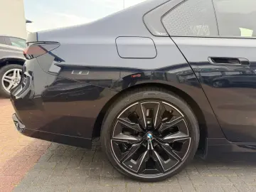 BMW M760 e xDrive  1. Hand  Pano  Massage  Fahrass.