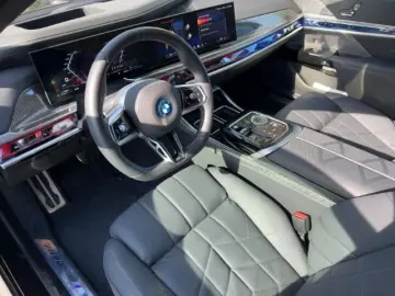 BMW M760 e xDrive Iconic Glow Pano Sky Lounge Massag