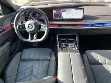 BMW M760 e xDrive Iconic Glow Pano Sky Lounge Massag