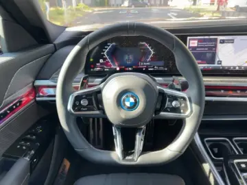 BMW M760 e xDrive Iconic Glow Pano Sky Lounge Massag