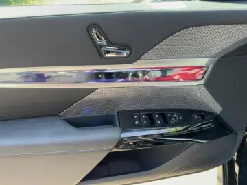 BMW M760 e xDrive Iconic Glow Pano Sky Lounge Massag