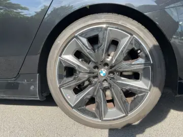 BMW M760 e xDrive Iconic Glow Pano Sky Lounge Massag