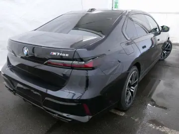 BMW M760e xDr. M Performance Pak. NP 179270.- ACC