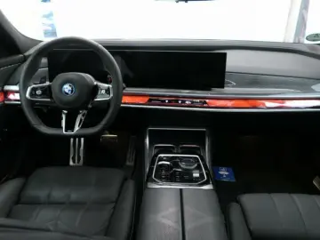 BMW M760e xDr. M Performance Pak. NP 179270.- ACC