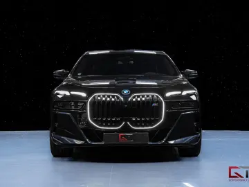 BMW M760 e xDrive Theatre B&W Executive Pano Sky DAP