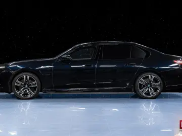 BMW M760 e xDrive Theatre B&W Executive Pano Sky DAP