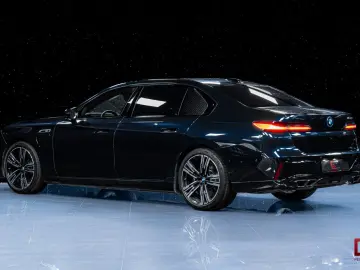 BMW M760 e xDrive Theatre B&W Executive Pano Sky DAP