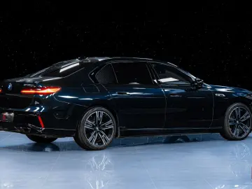 BMW M760 e xDrive Theatre B&W Executive Pano Sky DAP