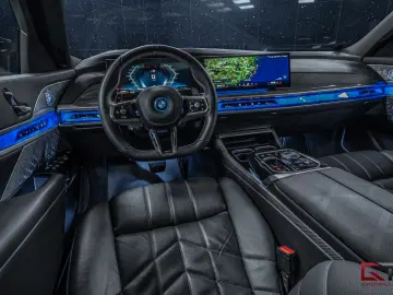BMW M760 e xDrive Theatre B&W Executive Pano Sky DAP