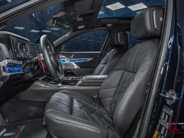 BMW M760 e xDrive Theatre B&W Executive Pano Sky DAP