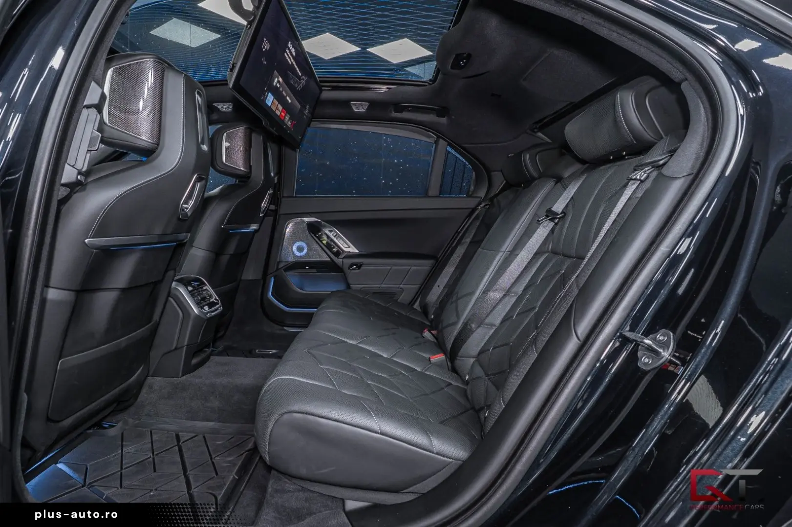 BMW M760 e xDrive Theatre B&W Executive Pano Sky DAP