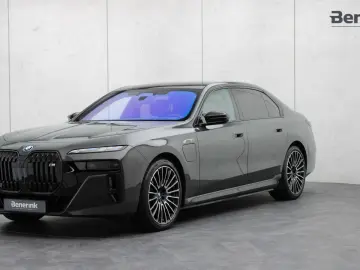 BMW M760e xDrive  Excl. Lounge  B&W  Sky L. Massage