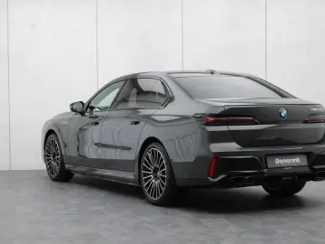 BMW M760e xDrive  Excl. Lounge  B&W  Sky L. Massage