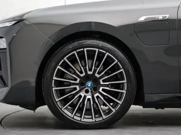 BMW M760e xDrive  Excl. Lounge  B&W  Sky L. Massage