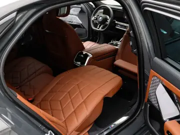 BMW M760e xDrive  Excl. Lounge  B&W  Sky L. Massage