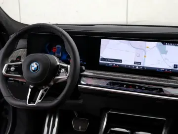 BMW M760e xDrive  Excl. Lounge  B&W  Sky L. Massage