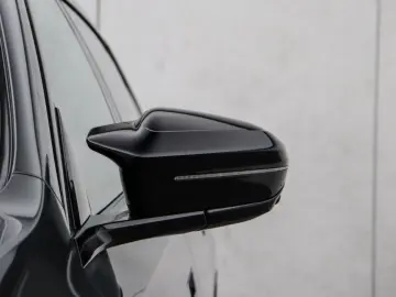 BMW M760e xDrive  Excl. Lounge  B&W  Sky L. Massage