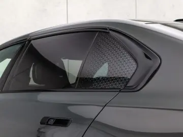 BMW M760e xDrive  Excl. Lounge  B&W  Sky L. Massage