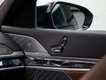 BMW M760e xDrive  Excl. Lounge  B&W  Sky L. Massage
