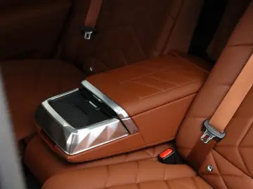 BMW M760e xDrive  Excl. Lounge  B&W  Sky L. Massage