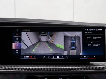 BMW M760e xDrive  Excl. Lounge  B&W  Sky L. Massage