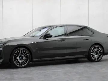 BMW M760e xDrive  Excl. Lounge  B&W  Sky L. Massage