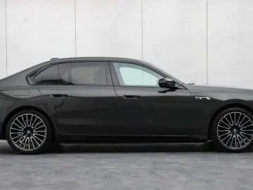 BMW M760e xDrive  Excl. Lounge  B&W  Sky L. Massage