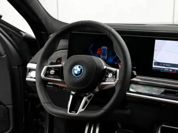 BMW M760e xDrive  Excl. Lounge  B&W  Sky L. Massage