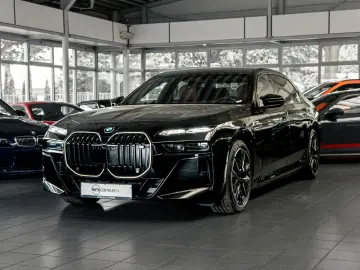 BMW M760e Performance Paket Iconic Sky Inno HUD