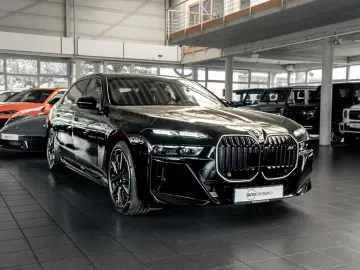 BMW M760e Performance Paket Iconic Sky Inno HUD