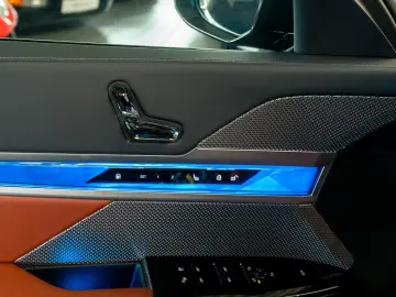 BMW M760e Performance Paket Iconic Sky Inno HUD