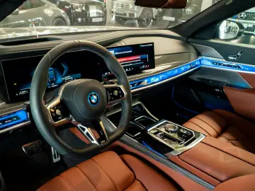 BMW M760e Performance Paket Iconic Sky Inno HUD