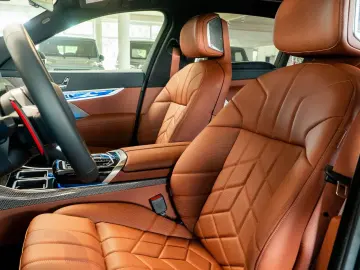 BMW M760e Performance Paket Iconic Sky Inno HUD