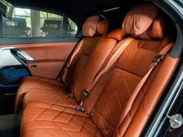 BMW M760e Performance Paket Iconic Sky Inno HUD