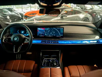 BMW M760e Performance Paket Iconic Sky Inno HUD