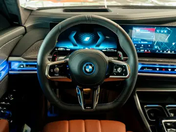 BMW M760e Performance Paket Iconic Sky Inno HUD