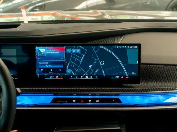 BMW M760e Performance Paket Iconic Sky Inno HUD