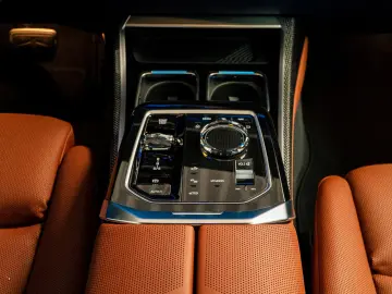 BMW M760e Performance Paket Iconic Sky Inno HUD