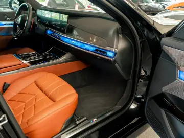 BMW M760e Performance Paket Iconic Sky Inno HUD