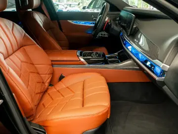 BMW M760e Performance Paket Iconic Sky Inno HUD