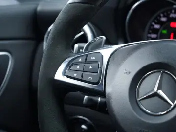 MERCEDES-BENZ CLA 45 AMG Coupé 4-Matic 7G DCT H&K Pano