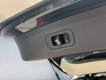 MERCEDES-BENZ GLC 300 e 4M Avantgarde LED AHK Kamera Memory
